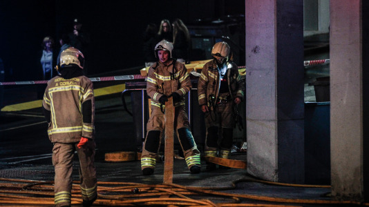 Bomberos actuando en el incendio de Pérez Cepeda