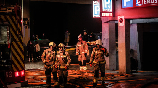 Bomberos, en Pérez Cepeda, actuando en el incendio 