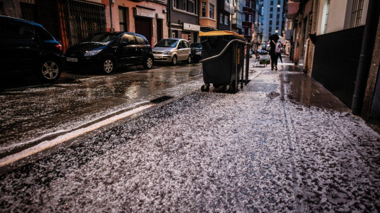 Los coruñeses pasaron la noche entre intensas tormentas y granizadas