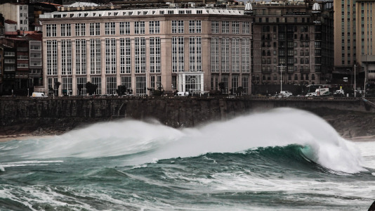 La fuerza de las olas han allanado las dunas protectoras de la bahía del Orzán