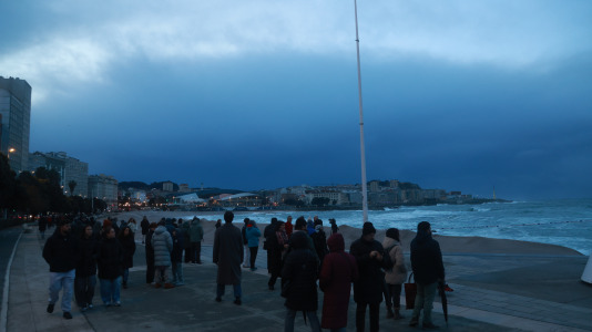 Los coruñeses se acercaron al Paseo Marítimo para observar el espectáculo
