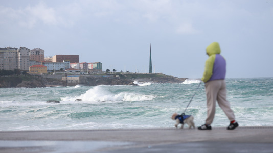 Los coruñeses se acercaron al Paseo Marítimo para observar el espectáculo