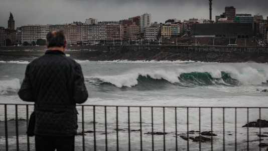 La fuerza de las olas han allanado las dunas protectoras de la bahía del Orzán