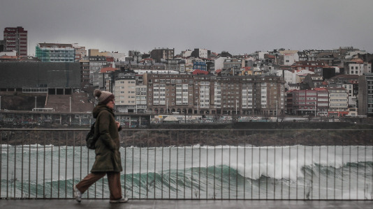 La fuerza de las olas han allanado las dunas protectoras de la bahía del Orzán
