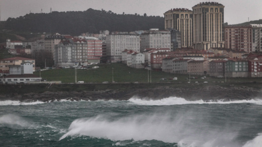 La fuerza de las olas han allanado las dunas protectoras de la bahía del Orzán
