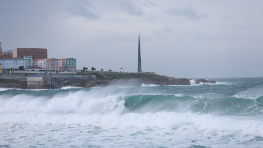 Los coruñeses se acercaron al Paseo Marítimo para observar el espectáculo