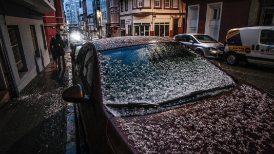 Los coruñeses pasaron la noche entre intensas tormentas y granizadas
