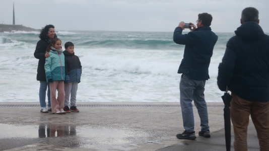 Los coruñeses se acercaron al Paseo Marítimo para observar el espectáculo