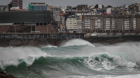 La fuerza de las olas han allanado las dunas protectoras de la bahía del Orzán