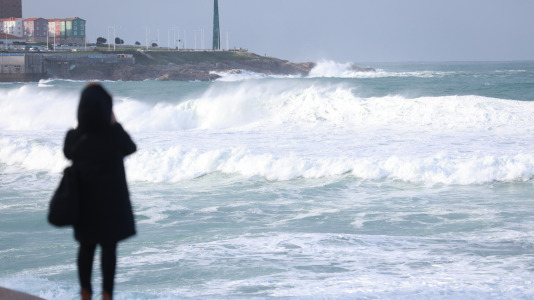 Los coruñeses se acercaron al Paseo Marítimo para observar el espectáculo