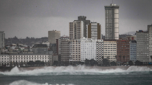 La fuerza de las olas han allanado las dunas protectoras de la bahía del Orzán
