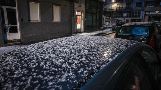 Los coruñeses pasaron la noche entre intensas tormentas y granizadas