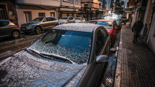 Los coruñeses pasaron la noche entre intensas tormentas y granizadas