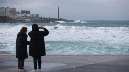 Los coruñeses se acercaron al Paseo Marítimo para observar el espectáculo