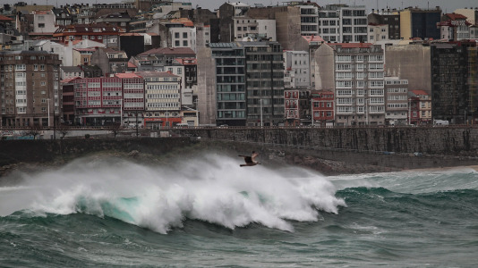 La fuerza de las olas han allanado las dunas protectoras de la bahía del Orzán