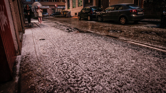 Los coruñeses pasaron la noche entre intensas tormentas y granizadas