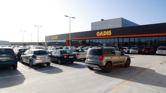 Situado en la antigua nave de Caramelo, es el Gadis más grande de A Coruña