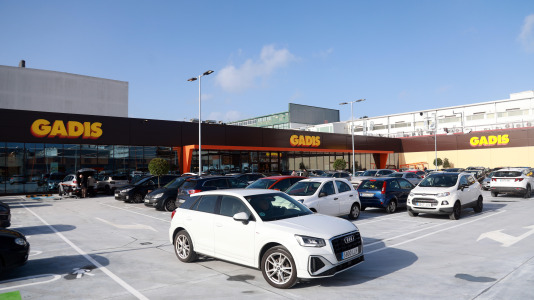 Situado en la antigua nave de Caramelo, es el Gadis más grande de A Coruña