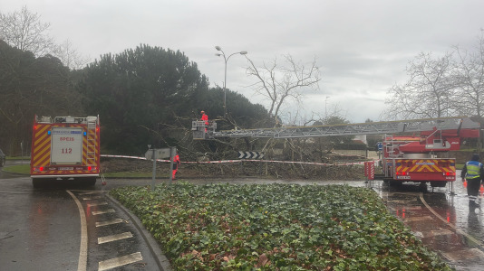 Paso del temporal por Oleiros 