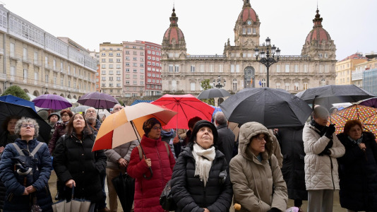 Más de cien personas desafiaron a la lluvia para exigir la vuelta de la actividad cultural