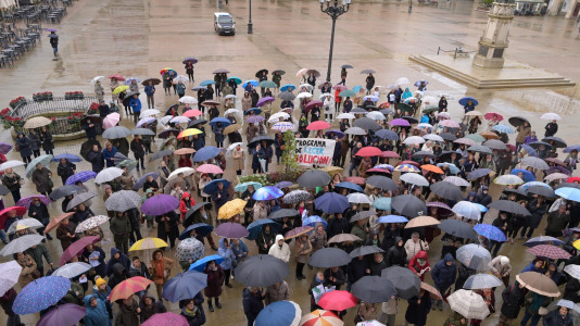 Más de cien personas desafiaron a la lluvia para exigir la vuelta de la actividad cultural