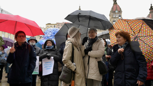 Más de cien personas desafiaron a la lluvia para exigir la vuelta de la actividad cultural