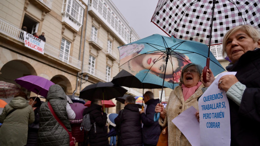 Más de cien personas desafiaron a la lluvia para exigir la vuelta de la actividad cultural
