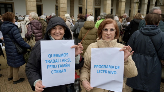 Más de cien personas desafiaron a la lluvia para exigir la vuelta de la actividad cultural