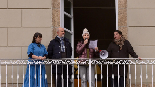 Más de cien personas desafiaron a la lluvia para exigir la vuelta de la actividad cultural