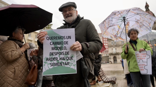 Más de cien personas desafiaron a la lluvia para exigir la vuelta de la actividad cultural