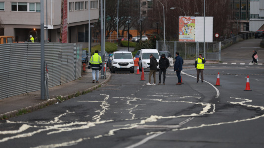 Un corrimiento de tierra en A Coruña provoca el corte de la principal vía de acceso al Coliseum y Carrefour