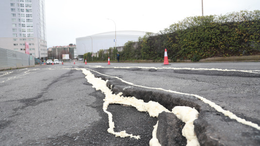 Un corrimiento de tierra en A Coruña provoca el corte de la principal vía de acceso al Coliseum y Carrefour