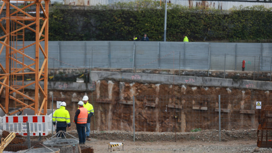 Un corrimiento de tierra en A Coruña provoca el corte de la principal vía de acceso al Coliseum y Carrefour