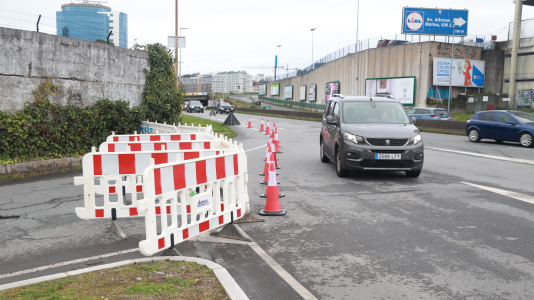 Un corrimiento de tierra en A Coruña provoca el corte de la principal vía de acceso al Coliseum y Carrefour