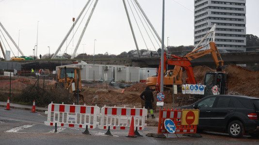 Un corrimiento de tierra en A Coruña provoca el corte de la principal vía de acceso al Coliseum y Carrefour