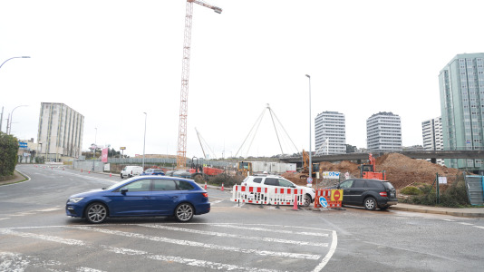 Un corrimiento de tierra en A Coruña provoca el corte de la principal vía de acceso al Coliseum y Carrefour