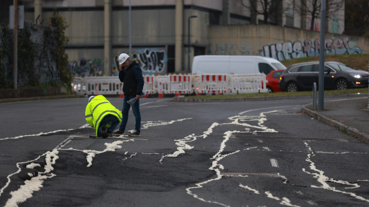 Un corrimiento de tierra en A Coruña provoca el corte de la principal vía de acceso al Coliseum y Carrefour