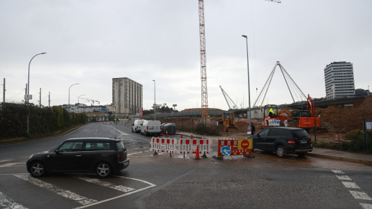 Un corrimiento de tierra en A Coruña provoca el corte de la principal vía de acceso al Coliseum y Carrefour
