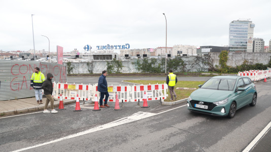 Un corrimiento de tierra en A Coruña provoca el corte de la principal vía de acceso al Coliseum y Carrefour