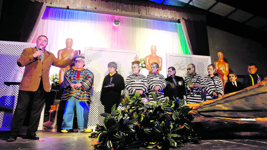 Gelo disfrazado de presentador de los Oscars en 2018