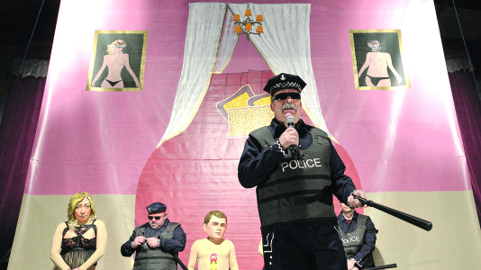 Gelo disfrazado de Policía en 2017