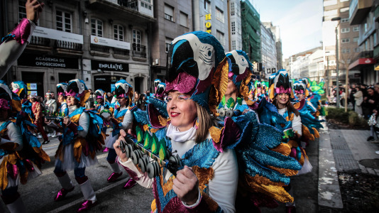 Cientos de personas se concentraron en las calles para ver los disfraces más originales