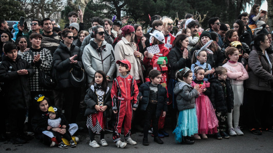 Cientos de personas se concentraron en las calles para ver los disfraces más originales