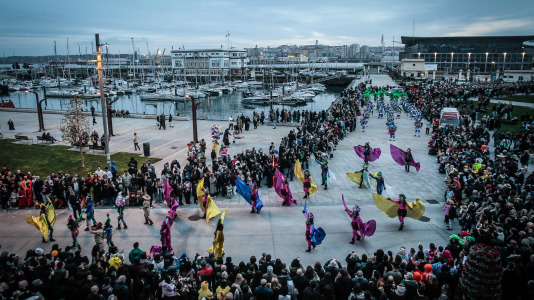 Cientos de personas se concentraron en las calles para ver los disfraces más originales