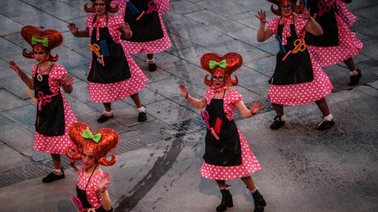 Cientos de personas se concentraron en las calles para ver los disfraces más originales
