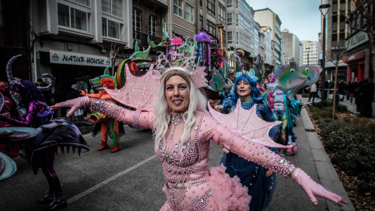 Cientos de personas se concentraron en las calles para ver los disfraces más originales