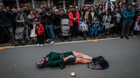 Cientos de personas se concentraron en las calles para ver los disfraces más originales