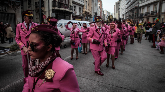Cientos de personas se concentraron en las calles para ver los disfraces más originales