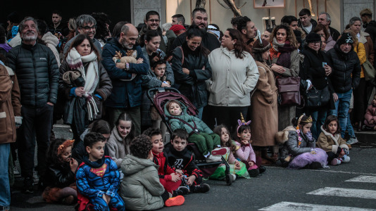 Cientos de personas se concentraron en las calles para ver los disfraces más originales