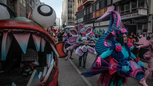 Cientos de personas se concentraron en las calles para ver los disfraces más originales
